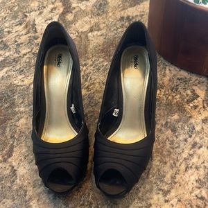 Mossimo black heels in excellent condition size 7 1/2.